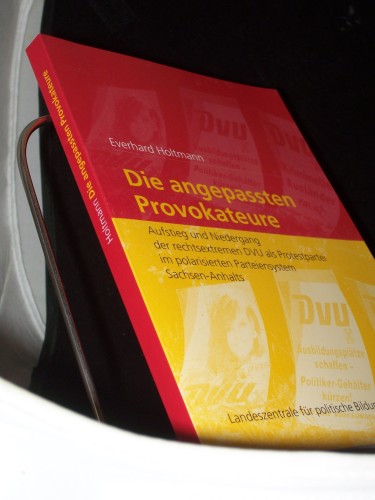 Artikelbild des Artikels “Die angepassten Provokateure : Aufstieg und Niedergang der rechtsextremen DVU als Protestpartei im polarisierten Parteiensystem Sachsen-Anhalts / Everhard Holtmann. Landeszentrale für Politische Bildung Sachsen-Anhalt “