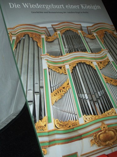Artikelbild des Artikels “Die Wiedergeburt einer Königin : Geschichte und Restaurierung der Amalien-Orgel in Berlin ; Festschrift zur Wiedereinweihe am 10. Dezember 2010 / [Hrsg. Franz Bullmann im Auftr. der Evangelischen Paul-Gerhardt-Kirchengemeinde Lichtenberg] “