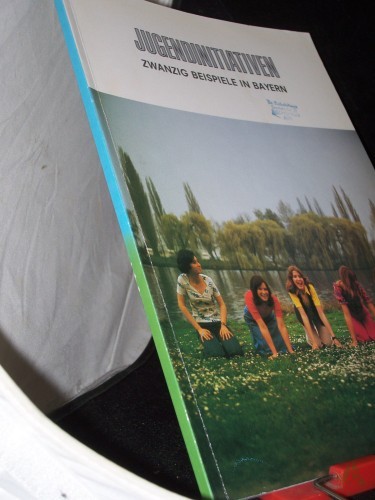 Product image of the product “Jugendinitiativen : zwanzig Beispiele in Bayern / vorgestellt durch 