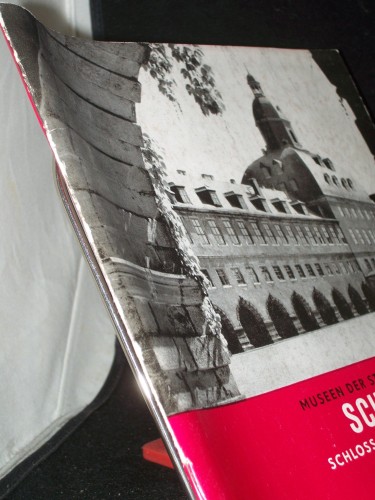 Artikelbild des Artikels “Schlossmuseum Schloss Friedenstein : Führer durch die histor. Räume
u. d. Kunstsammlungen / Museen d. Stadt Gotha. [Greiner-Kühne. Hrsg.:
Museen d. Stadt Gotha, Schlossmuseum] “