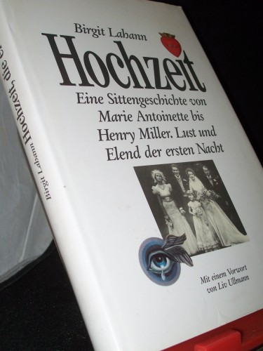 Artikelbild des Artikels “Hochzeit : e. Sittengeschichte von Marie Antoinette bis Henry Miller ;
Lust u. Elend d. ersten Nacht / Birgit Lahann. Mit e. Vorw. von Liv
Ullmann. [Hrsg.: Heiner Bremer...] “