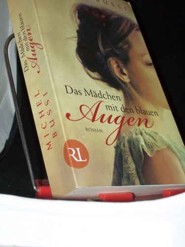 Artikelbild des Artikels “Das Mädchen mit den blauen Augen : [Roman] / Michel Bussi. Aus dem Franz. von Olaf Matthias Roth “