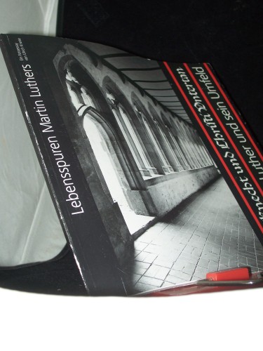 Artikelbild des Artikels “Lebensspuren Martin Luthers : Fotoessay ; Ausstellung der
Sparkassen-Kulturstiftung Hessen-Thüringen zur Exposition 