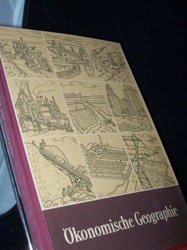 Artikelbild des Artikels “Lehrbuch der Erdkunde Teil: Schuljahr. 10., Ökonomische Geographie der wichtigsten Staaten der Erde / Nach e. Ms. von Wolfgang Güthler u. Karl Troeger. Kartograph. Bearb.: Walter Heidenreuter “