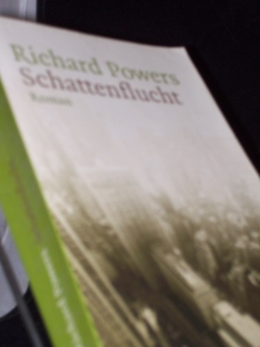 Artikelbild des Artikels “Schattenflucht : Roman / Richard Powers. Aus dem Amerikan. von Manfred
Allié und Gabriele Kempf-Allié “