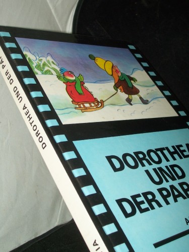 Artikelbild des Artikels “Dorothea und der Papagei / Ill. von Jiri Kalousek. [Nach e. Idee von Bo?ena Mo?i?ová u. Alena Munková geschrieben von Svatopluk, Hrn?í?. Ins Dt. übertr. von Verena Flick] “