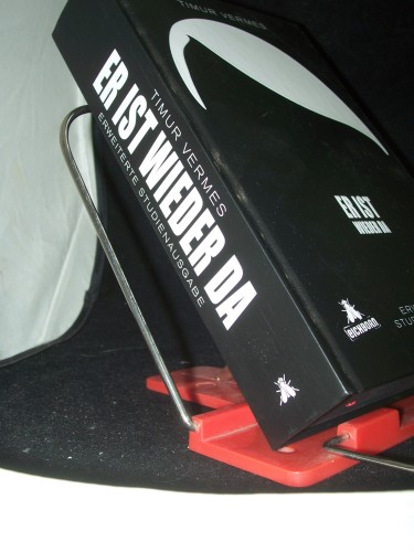 Artikelbild des Artikels “Er ist wieder da / Timur Vermes “