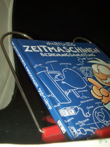 Artikelbild des Artikels “Nichtlustig - Zeitmaschinen-Bedienungsanleitung / Joscha Sauer “