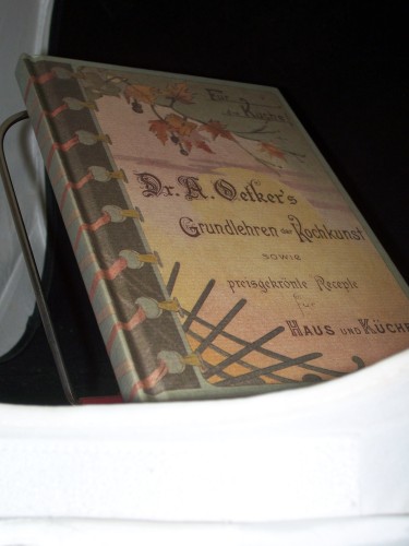 Artikelbild des Artikels “[Grundlehren der Kochkunst sowie preisgekrönte Rezepte für Haus und
Küche] Dr. A. Oetkers Grundlehren der Kochkunst sowie preisgekrönte
Rezepte für Haus und Küche “