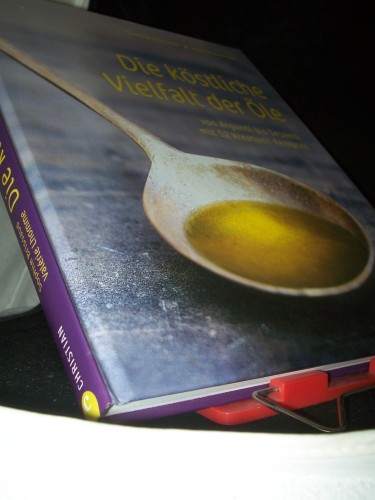 Artikelbild des Artikels “Die köstliche Vielfalt der Öle : von Arganöl bis Sesamöl mit 52 kreativen Rezepten / Sophie Brissaud ; Valérie Lhomme. Text: Sophie Brissaud. Rezepte Valérie Lhomme. Fotos: Akiko Ida. [Übers. aus dem Engl.: Helmut Ertl und Eleonore Baumann. “