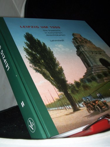 Artikelbild des Artikels “Leipzig um 1900 Teil: Bd. 2., Die Stadtteile in kolorierten
Ansichtskarten aus dem Archiv des Leibniz-Instituts für Länderkunde
Leipzig e.V. “
