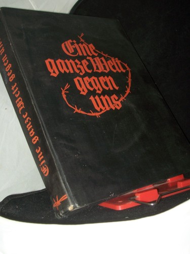 Artikelbild des Artikels “Eine ganze Welt gegen uns : Eine Geschichte des Weltkriegs in Bildern / Wilhelm Reetz. Eingeführt von Werner Beumelburg “