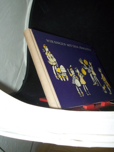 Artikelbild des Artikels “Wir singen mit den Jüngsten : Eine Liedsammlung f. Kindergarten u.
Familie / Annina Hartung ; Ursula Harwath. [Ill.: Werner Kulle] “