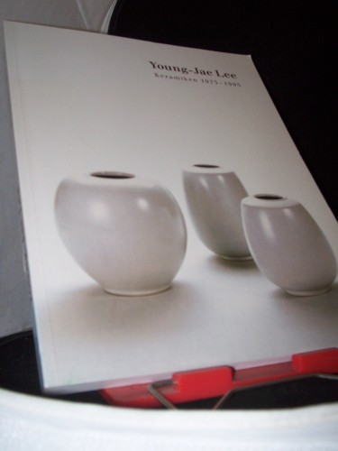 Artikelbild des Artikels “Young-Jae Lee : Keramiken 1975 - 1995 ; Museum für Ostasiatische
Kunst, Staatliche Museen zu Berlin, Preussischer Kulturbesitz, Februar
bis April 1996 ; Museum für Ostasiatische Kunst, Köln, Mai bis Juni
1996 / mit Texten von Gisela Jahn un “