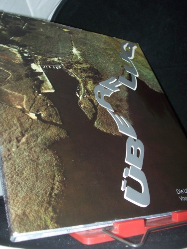 Artikelbild des Artikels “Überflug : d. DDR aus d. Vogelperspektive / Luftbildfotogr. Lothar Willmann. Text Werner Rietdorf ; Horst Baeseler “