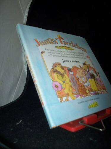 Artikelbild des Artikels “James' Tierleben : e. kleine Zoologie zur Unterhaltung u. Belehrung u.
zum Lesen u. Vorlesen für d. ganze Familie in 99 gereimten Lektionen
/ ausführl. dargest. von James Krüss. Mit reichen Bildschmuck vers.
von Eberhard Binder “