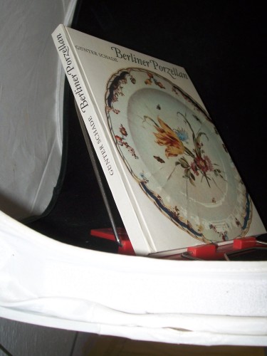 Artikelbild des Artikels “Berliner Porzellan : zur Kunst- u. Kulturgeschichte d. Berliner Porzellanmanufakturen im 18. u. 19. Jh. / Günter Schade. Mit Fotos von Walter Danz “