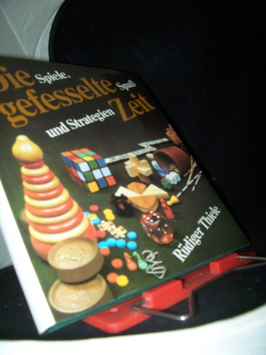 Artikelbild des Artikels “Die gefesselte Zeit : Spiele, Spass u. Strategien / Rüdiger Thiele. Mit 157 Fotos von Albrecht Körner. [Zeichn.: Gerhard Pippig] “