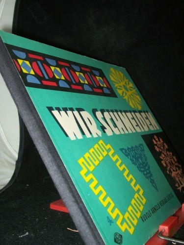 Product image of the product “Wir schneiden : Eine nach Techniken u. Themen zusammengestellte Anleitg f. geschnittene Papierarbeiten / Joachim Schönherr. Graf. Gesamtgestaltg: Hans Greschek ”