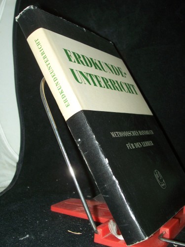 Artikelbild des Artikels “Erdkundeunterricht : Methodisches Handbuch f.d. Lehrer / Deutsches
Pädagogisches Zentralinstitut. Sektion Unterrichtsmethodik und
Lehrpläne. Ausgearb. von e. Kollektiv pädagog. Wissenschaftler u.
Lehrer unter Leitung von Karl Eggert. Red.: “