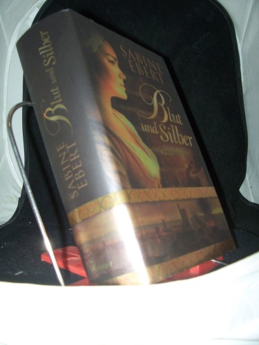 Artikelbild des Artikels “Blut und Silber / Sabine Ebert “