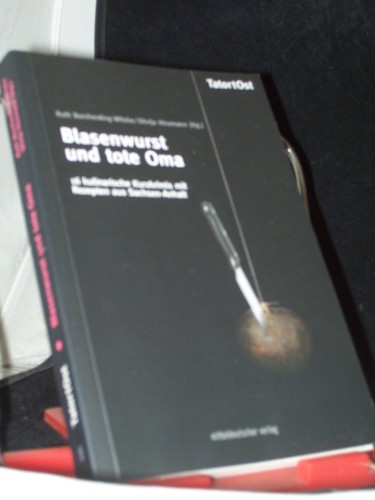 Artikelbild des Artikels “Blasenwurst und tote Oma : 16 Kulinarische Kurzkrimis mit Rezepten aus Sachsen-Anhalt / Ruth Borcherding-Witzke ; Silvija Hinzmann (Hg.) “