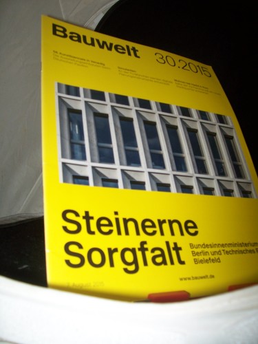 Artikelbild des Artikels “30/2015 Steinerne Sorgfalt Bundesinnenministerium Berlin und
technisches Rathaus Bielefeld “