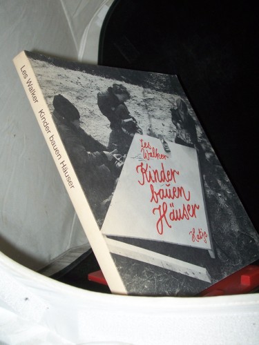 Artikelbild des Artikels “Kinder bauen Häuser / Text, Photos u. Zeichn. von Les Walker.
[Übers. ins Dt.: Brigitte Weitbrecht] “