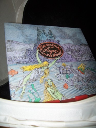 Artikelbild des Artikels “Geschichten aus dem alten Halle Teil: Bd. 1., Nixenmärchen und Sagen
um die Saale / zsgest. und nacherzählt von Karin Schubert. Ill. und
künstlerische Gesamtgestaltung Uwe Pfeifer “