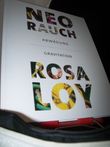 Artikelbild des Artikels “Neo Rauch - Abwägung Rosa Loy - Gravitation Kunstsammlungen Chemnitz
16.12.2012 - 10.2.2013 ; [anlässlich der Ausstellungen Neo Rauch.
Abwägung und Rosa Loy. Gravitation]. Hrsg. von Ingrid Mössinger. Mit
Textbeitr. von Teresa Ende... “