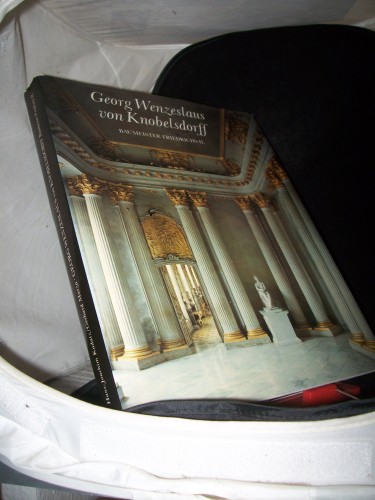 Artikelbild des Artikels “Georg Wenzeslaus von Knobelsdorff : Baumeister Friedrichs II. / Text:
Hans-Joachim Kadatz. Fotos: Gerhard Murza “