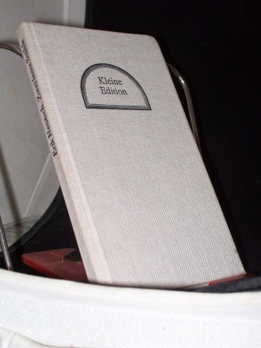 Artikelbild des Artikels “Zwei leere Stühle : Novelle / Erik Neutsch “