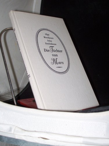 Artikelbild des Artikels “Die Töchter von Marx / Olga Worobjowa ; Irma Sinelnikowa. [Aus d. Russ. übers. von Waldemar Dölle] “