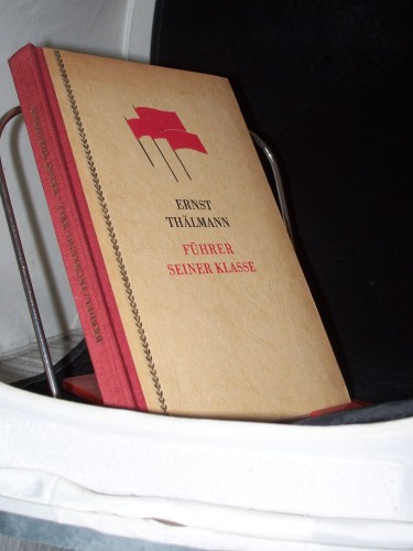 Artikelbild des Artikels “Ernst Thälmann : Führer seiner Klasse. Literarisches Szenarium /
Willi Bredel ; Michael Tschesno-Hell “