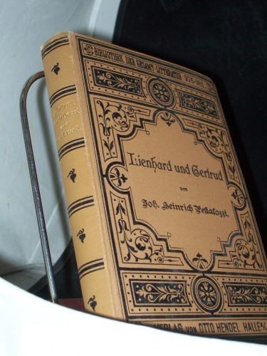 Artikelbild des Artikels “Lienhard und Gertrud, Ein Buch fürs Volk von Johann Heinrich
Pestalozzi Für Schule und Volk bearbeitet von Richard Poppe und Otto
Schulze “