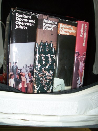 Artikelbild des Artikels “Reclams Musik- und Theaterführer. 4 Bände in Kassette (Reclams
Musicalführer, Reclams Opern- und Operettenführer, Reclams
Schauspielführer, Reclams Konzertführer Orchestermusik “