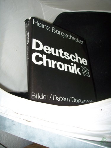 Product image of the product “Deutsche Chronik 1933 - 1945 [neunzehnhundertdreiunddreissig bis neunzehnhundertfünfundvierzig] : e. Zeitbild d. faschist. Diktatur / Heinz Bergschicker. Wissenschaftl. Beratung: Olaf Groehler ”