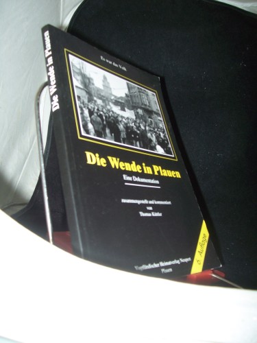 Artikelbild des Artikels “Die Wende in Plauen : es war das Volk ; eine Dokumentation / von Thomas Küttler und Jean Curt Röder “