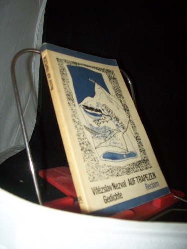 Artikelbild des Artikels “Auf Trapezen : Gedichte / Vitezslav Nezval [Nachd. v. Franz Fühmann.
Von Ludvík Kundera ; Louis Fürnberg übertr. Hrsg. u. mit e. Vorw.
vers. von Ludvík Kundera. Das Vorw. wurde von Gustav Just ins Dt.
übertr. Ill. von Jind?ich?tyrský] “