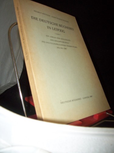 Artikelbild des Artikels “Die Deutsche Bücherei in Leipzig : e. Abriss d. Geschichte d.
Gesamtarchivs d. dt.-sprachigen Schrifttums 1912 - 1987 ; [aus Anlass
d. 75-Jahr-Feier] / Helmut Rötzsch ; Hans-Martin Plesske. Dt.
Bücherei, Leipzig “