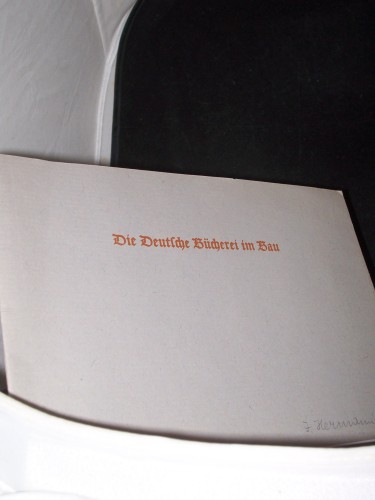 Artikelbild des Artikels “Die Deutsche Bücherei im Bau : Ihre Erweiterung u. Technisierung seit
1959 / [Bearb. von Waldemar Krieger, Fritz Funke u. Gottfried Rost.
Fotos: Herbert Strobel u. Hans-Jochen Knobloch] “