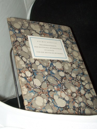 Artikelbild des Artikels “Der Börsenverein der Deutschen Buchhändler zu Leipzig und die
Deutsche Bücherei : Ein Beitr. zur Geschichte d. dt.
Nationalbibliothek / Helmut Rötzsch “