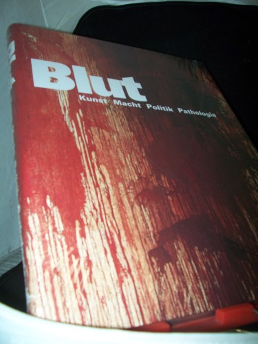 Artikelbild des Artikels “Blut : Kunst, Macht, Politik, Pathologie ; [anlässlich der
gleichnamigen Ausstellung im Museum für Angewandte Kunst Frankfurt am
Main und der Schirn-Kunsthalle Frankfurt vom 11.11.2001 bis 27.1.2002]
/ hrsg. von James M. Bradburne unter Mit “