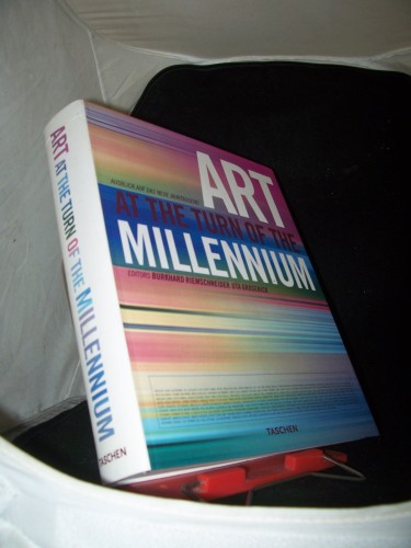 Artikelbild des Artikels “Art at the turn of the millenium / ed. Uta Grosenick ; Burkhard
Riemschneider. Authors Lars Bang Larsen... [Engl. transl. John
Mitchell ; Michael Hulse (pref.). German transl. Antje Longhi ; Antje
Pehnt] “