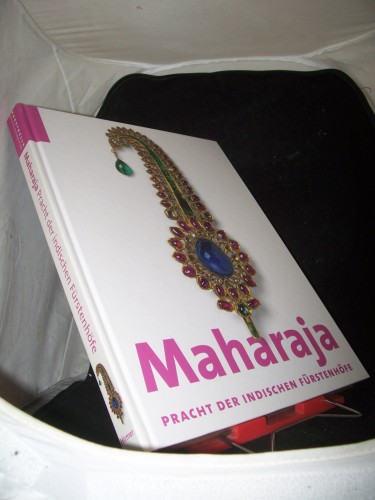 Artikelbild des Artikels “Maharaja : Pracht der indischen Fürstenhöfe ; [anlässlich der
Ausstellung Maharaja. Pracht der Indischen Fürstenhöfe, Kunsthalle
der Hypo-Kulturstiftung, München, 12. Februar - 24. Mai 2010 ;
Victoria and Albert Museum, London, 10. Oktober “