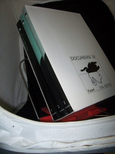 Artikelbild des Artikels “Documenta IX : Kassel, 13. Juni - 20. September 1992 / [Träger der
Ausstellung Documenta-und-Museum-Fridericianum-Veranstaltungs-GmbH.
Sponsoren Binding-Brauerei AG, Kassel... Red. Roland Nachtigäller ;
Nicola von Velsen. Bio-Bibliogr. Phi “