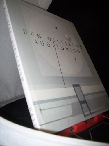 Artikelbild des Artikels “Auditorium : [eine Edition der Daimler-Benz-AG] / Ben Willikens. Texte
von Wieland Schmied und Manfred Schneckenburger “