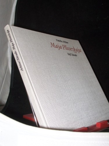 Artikelbild des Artikels “Maja Plissezkaja / [Text: Natalia Arkina. Fotos: Rolf Schrade. Dt.
Übers.: Rolf Schrade.] Mit e. Poem von Andrej Wosnessenski. [Übers.
von Werner Creutziger u. Jens Gerlach. Graphiken: Walerie Kossorukow] “