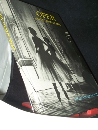 Artikelbild des Artikels “Oper-Alltag und Glanz / Ein Bildband von Helga Wallmüller mit Texten von Walter Bankel “