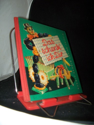 Artikelbild des Artikels “Das schenk' ich dir : Praktisch denken u. Freude schenken / Modelle u. Bearb. v. Margot Schölzel. Graf. Gestaltg v. Hans Greschek “